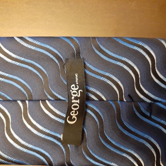 George Men's 100% Polyester Tie Blue & White Swirl Diagonal Stripes - Picture 2 of 3